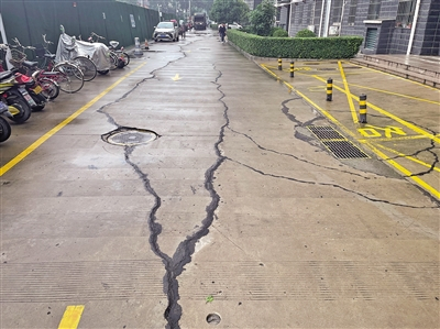 该小区内部道路上裂痕遍布