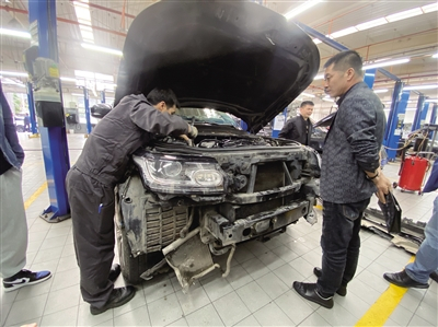 姜先生的车辆受损严重。