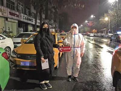 西安市组建了5000辆由巡游出租车和网约车组成的研考交通保障队伍。受访者供图