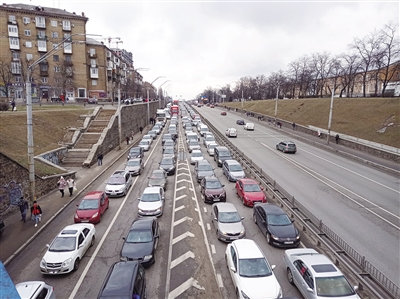 当地时间2月24日，乌克兰基辅，出城方向的车辆排起长龙。 新华社发