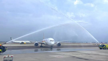 图：以色列特拉维夫机场水门礼仪欢迎海南航空航班平安落地