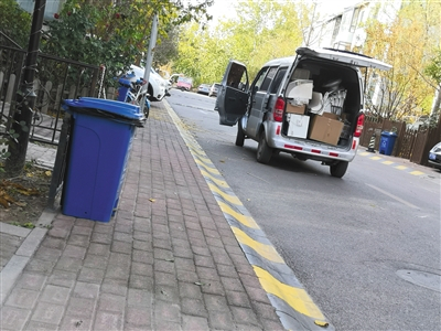 　　昨日中午，涉事培训机构春甜学院门前，一辆面包车拉走数台美牙仪及部分耗材。新京报记者 王飞翔 摄