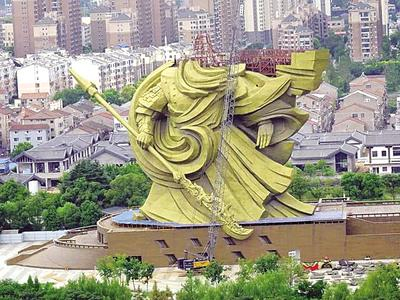 正在拆除的荆州市巨型关公雕像。