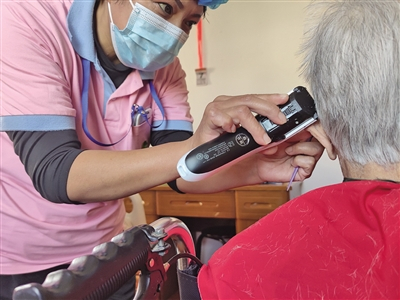 10月7日，秦姝颖为90岁的重度失能老人李淑英理发。新京报记者 郭懿萌 摄