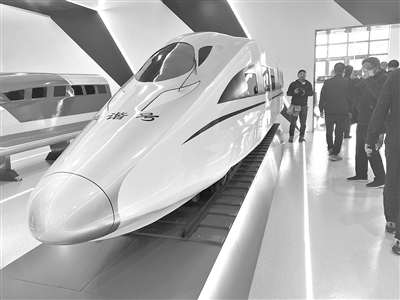 常州轨道交通产业展示馆里的和谐号机车模型。 记者 程子龙 摄