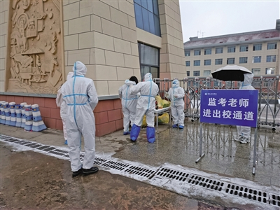 12月25日，西安思源学院考点，来自封控区的考生穿上防护服进入考点。