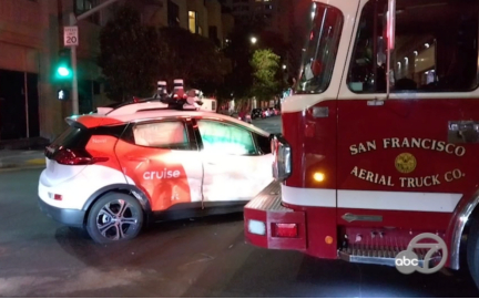 （图：自动驾驶品牌Cruise曾在2023年和一辆消防车相撞，后在2024年拖拽一位女性行人约6米，造成极大的负面影响。）