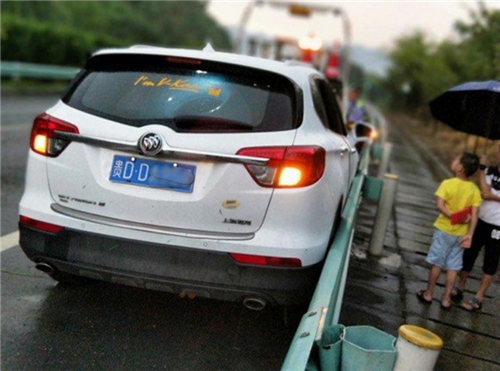 失控后撞上防护栏的昂科威轿车