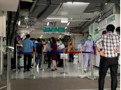 就医人员使用旷视明骥 Mini 版进行体温检测