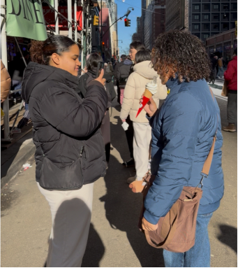 纽约八大道门店排起长龙