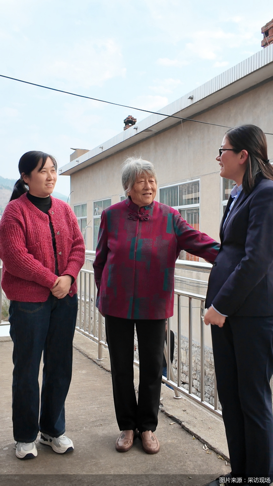 图说：图从左至右分别为宋大娘的儿媳、宋大娘、中国人寿蒙阴县支公司团体业务部工作人员