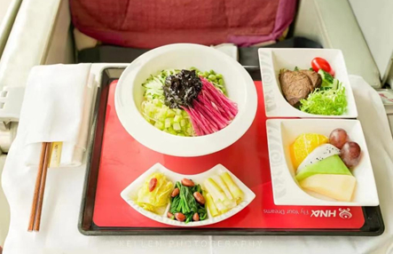  图：海南航空北京出港航班公务舱特色美食——炸酱面