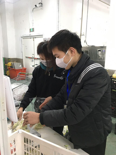 “共享员工”赵萌正在老员工的指导下打包商品