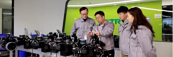 （图：刘爽在生产工厂指导工作）