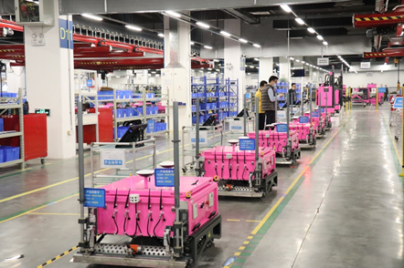 图5 一批地面抹平机器人即将下线