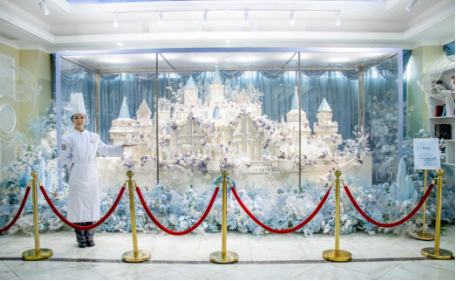 （“冰雪奇缘”为主题的巨型翻糖蛋糕）