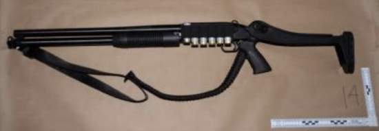 被告被捕时所持有的武器之一。