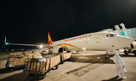  图：今年8月海南航空运送口罩的航班抵达三亚机场