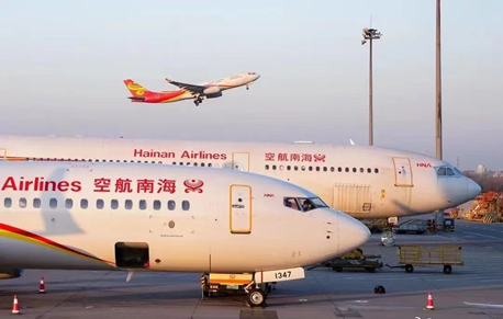 图：一架海南航空飞机正在起飞