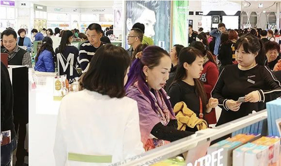 韩国乐天免税店内的顾客 图片来源：Trbusiness
