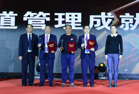 　华安财产保险股份有限公司副总裁刘培桂，国寿健康产业投资有限公司副总裁房海燕为获奖者颁奖