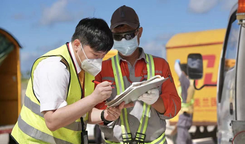 图：机组成员正在确认燃油加注情况
