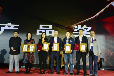 论坛终身名誉主席罗忠敏，论坛主席、保险文化杂志社社长张迎宾为获奖企业代表颁奖