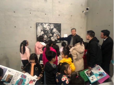 霜凝先生在为偶遇的美术班孩子们讲解画作故事