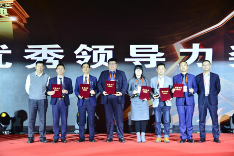 中国保险康养产业联盟执行秘书长朱光，横琴人寿销售总监兼银保部总经理吴智欣为获奖者颁奖