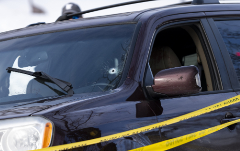 1月7日明尼阿波利斯，联邦执法人员涉案枪击事件现场的一个弹孔