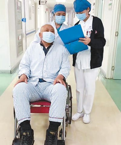 天津医科大学眼科医院日间手术管理中心护士在交接工作。 天津医科大学眼科医院提供