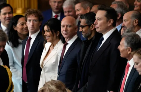 包括马克・扎克伯格、劳伦・桑切斯、杰夫・贝索斯、桑达尔・皮查伊和埃隆・马斯克在内的嘉宾出席唐纳德・特朗普的就职典礼。