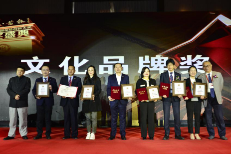 论坛终身名誉主席罗忠敏，论坛主席、保险文化杂志社社长张迎宾为获奖企业代表颁奖