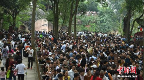 　　10月3日，四川乐山，游客排队下栈道观大佛。当日，乐山大佛景区迎来国庆长假客流高峰，景区内游人如织。中新社记者 刘忠俊 摄