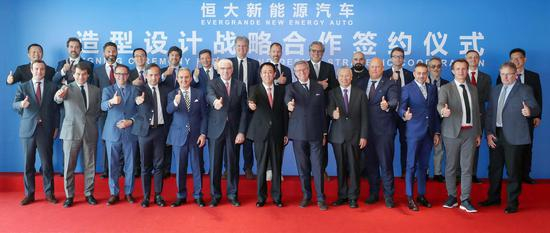 恒大高管团队与世界顶级汽车造型设计大师合影