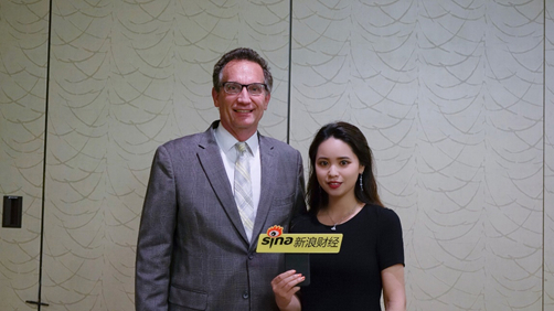 蓝衫集团总经理加里·德沃查克（左）与新浪财经特约记者王欢悦（摄影师：陈胤谷）
