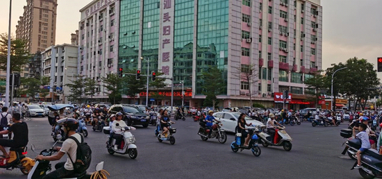 汕头街头的电动车大军