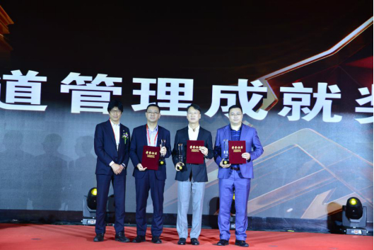 长生人寿保险股份有限公司总经理宫川和久为获奖者颁奖