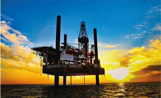 面对资源短缺、环境保护的双重约束，中国石油大力推进清洁生产和绿色环保产业发展，在“大气、水、土壤、固废”四大领域深入开展污染防治攻坚，持续推进向绿色生产方式转变。图为中国石油辽河油田在渤海浅海区域进行勘探作业的钻井平台。　中国石油党组宣传部供图 阎文扬/摄