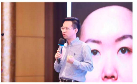 兰志勇医师比赛现场阐述个人操作方法