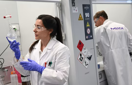 化学实验室技术员洛雷娜・卡切尼利亚・阿方索在实验室进行酸残留检测。德国默克集团实验室的一名化学技术员。