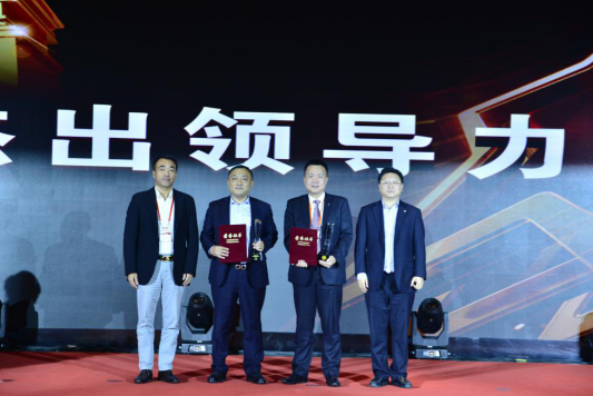 三峡人寿保险股份有限公司董事长黎已铭，中国保险康养产业联盟执行会长唐晓丹为获奖者颁奖