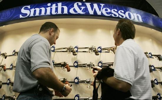 美枪械巨头史密斯韦森季度销售额暴跌近70%，创13年最低