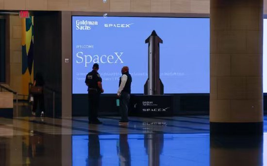 位于纽约高盛总部大厅的SpaceX标志。