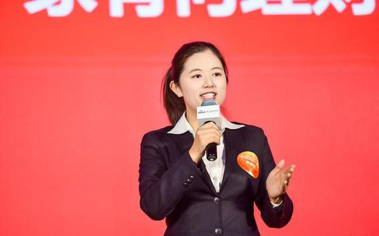 全国总决赛现场，余迪佳正在进行理财方案讲解