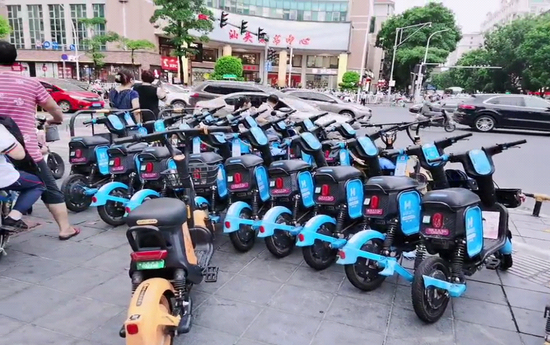 街道旁停放的无牌共享电动单车
