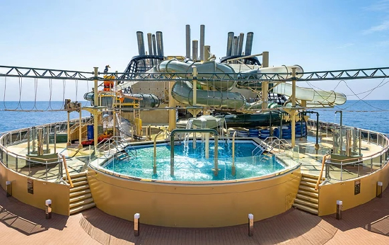 图：邮轮水上乐园；资料来源：实地拍摄，申万宏源研究