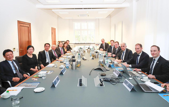  许家印一行与海拉首席执行官Rolf Breidenbach及高管团队会谈