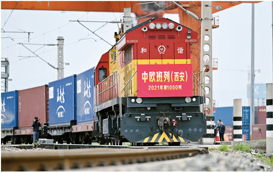图为2021年4月13日，X9041次中欧班列（西安）从西安国际港站出发。这是2021年陕西开行的第1000列中欧班列。从统筹推进21个自贸试验区建设到高质量高标准建设海南自由贸易港，从颁布实施外商投资法到签署区域全面经济伙伴关系协定（RCEP），从开创性的进博会到规模盛大的服贸会……更高水平开放型经济新体制加快形成。根据“十四五”规划和2035年远景目标纲要，我国将坚持实施更大范围、更宽领域、更深层次对外开放，依托我国超大规模市场优势，促进国际合作，实现互利共赢，推动共建“一带一路”行稳致远，推动构建人类命运共同体。　新华社记者 李一博/摄