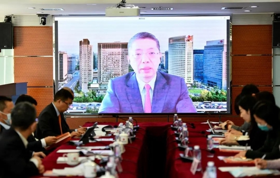 中国银行业协会首席经济学家、项目主持人巴曙松教授发布报告